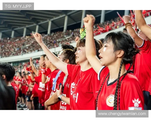 足球明星街头亲民互动瞬间展现真实魅力与球迷情感交流 足球明星街头亲民互动瞬间展现真实魅力与球迷情感交流