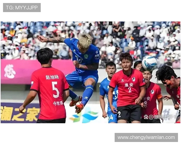 体彩店内足球明星装扮吸引球迷目光提升购彩热情 体彩店内足球明星装扮吸引球迷目光提升购彩热情